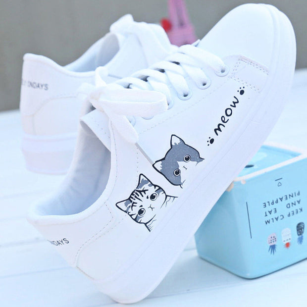 White girls' sneakers with cute cat design, casual and all-match style, leather upper, rubber sole.