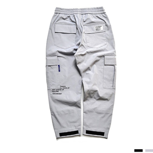 Streetwear joggers in gray with pockets and elastic waistband.