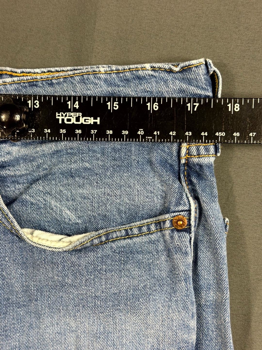 Levis 550 Relaxed Fit Jeans Mens 36x30 Medium Wash Blue Denim 00550-0100