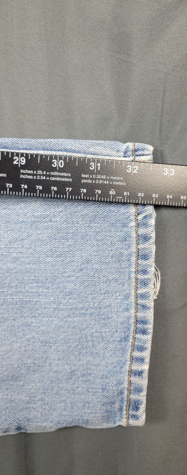 VTG Levis 550 Jeans Mens 33x34 Blue Light Washed Relaxed Fit Straight Leg USA...