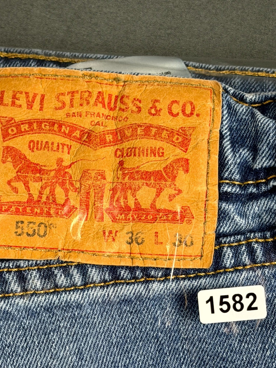 Levis 550 Relaxed Fit Jeans Mens 36x30 Medium Wash Blue Denim 00550-0100