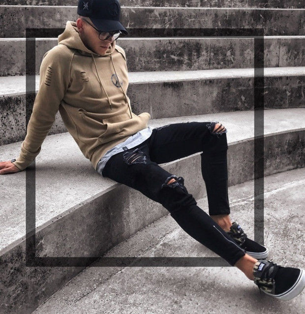 Streetwear ripped jeans with distressed details.